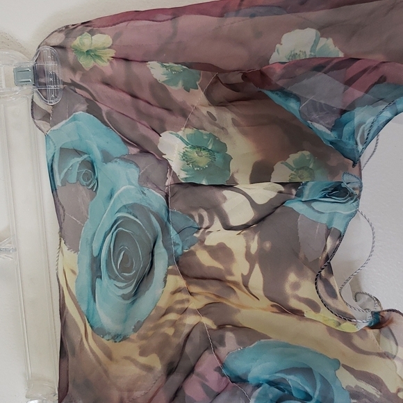 Fashion scarf with floral print and ruffles. - Picture 2 of 4